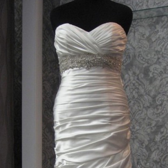 Like new, Sottero & Midgley Ivory wedding gown fits size 12, large. - Picture 2 of 2